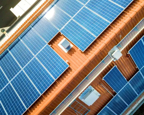 Panele fotowoltaiczne na dachu. Od kiedy można instalować 150 kw bez pozwolenia na budowę?