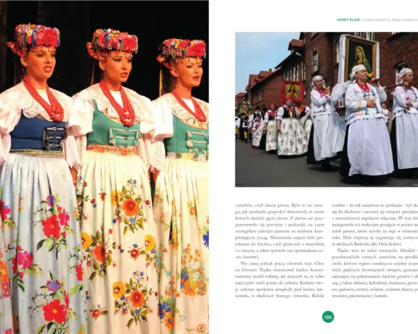 Kobiety w tradycyjnych strojach ludowych, z barwnymi kwiatami na spódnicach i ozdobnymi czepcami, prezentują twórczość ludową inaczej.