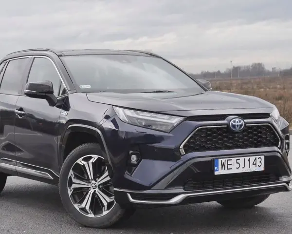 Toyota RAV4 hybryda czy benzyna – która wersja jest tańsza w utrzymaniu?