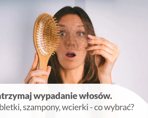 Zaskoczona kobieta trzyma szczotkę z garścią włosów. Szuka odpowiedzi na pytanie: jakie witaminy na wypadanie włosów?