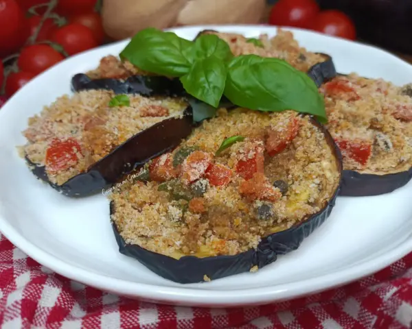 Melanzane ripiene in friggitrice ad aria, un piatto gustoso e leggero. Pomodorini, capperi e basilico per un ripieno saporito.