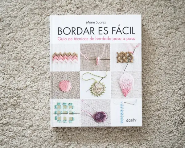 Libro "Bordar es Fácil" con ejemplos de puntadas y técnicas. Aprende qué es bordar con esta guía paso a paso.