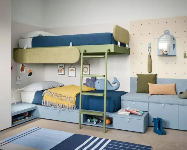 Letto a castello da che età? Questa cameretta colorata con letti a castello, divanetto e tanti giochi è perfetta per bambini dai 6 anni in su.