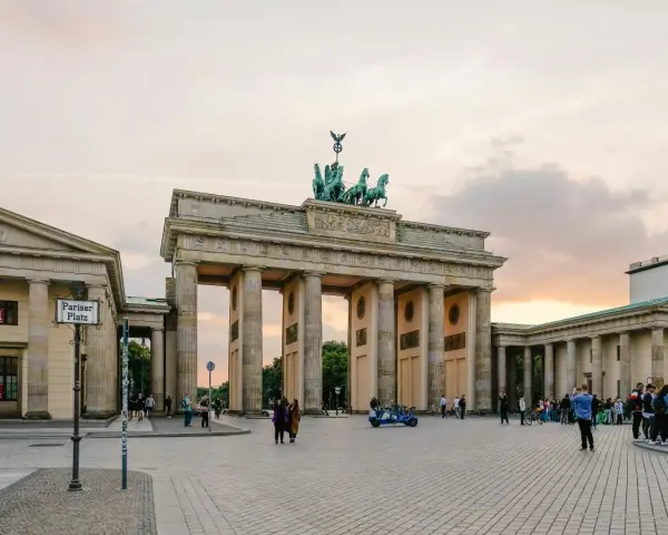 Brama Brandenburska, symbol Berlina, idealne miejsce na rozpoczęcie zwiedzania. Berlin co warto zobaczyć w jeden dzień? To właśnie!