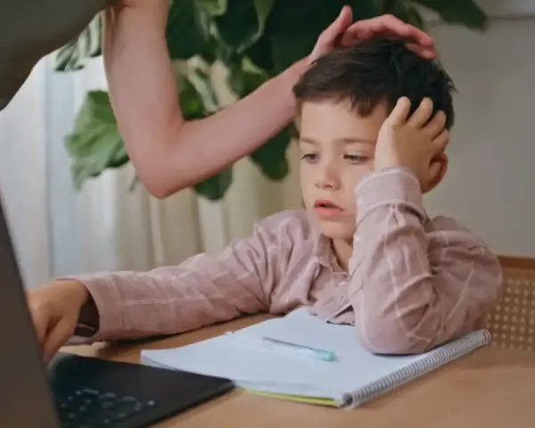 Chłopiec zrezygnowany, gdy dziecko nie chce się uczyć. Rodzic próbuje go pocieszyć, ale bezskutecznie. Może potrzebna pomoc psycholog?