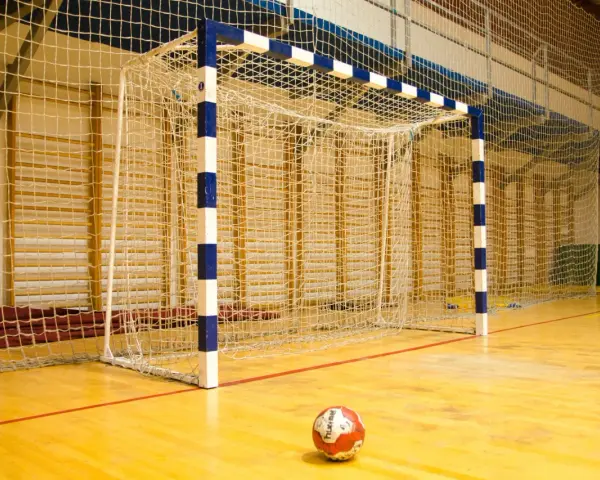 Piłka ręczna inaczej? Bramka na hali sportowej czeka na akcję.