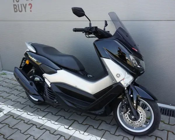 Czarny skuter Yamaha NMAX 125, idealny do miasta. Sprawdź jego dane techniczne i możliwości.