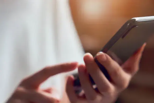 Ceny telefonów dla niewidomych – poznaj najlepsze modele i ich funkcje