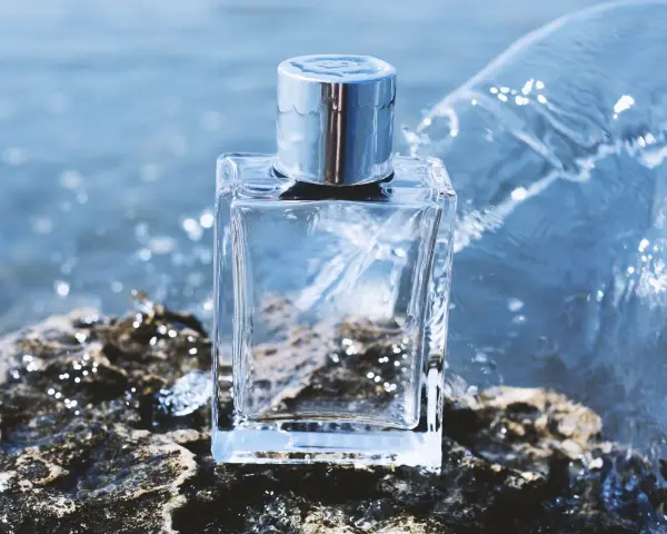Wie frisch geduscht riechen? Die besten Parfums & Tricks
