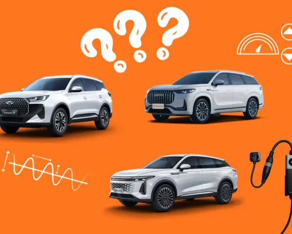 Trzy białe SUV-y, w tym omoda hybryda, na pomarańczowym tle z ikonami i ładowarką.