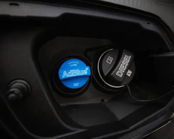 Dwa korki w samochodzie: niebieski z napisem AdBlue i DEF, czarny z napisem DIESEL. System SCR w dieslu wymaga dbałości.