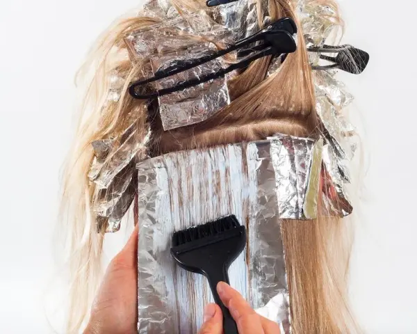 Haar entfärben: So entfernen Sie unerwünschte Haarfarbe effektiv