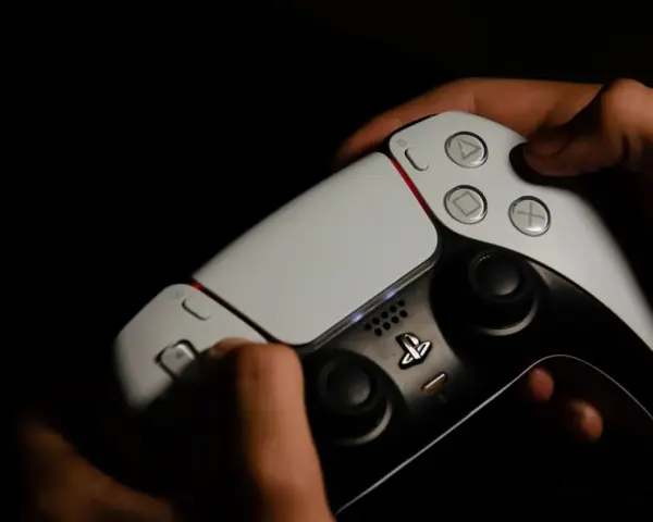 Manos sujetando un mando de PS5, intentando arreglar el drift.