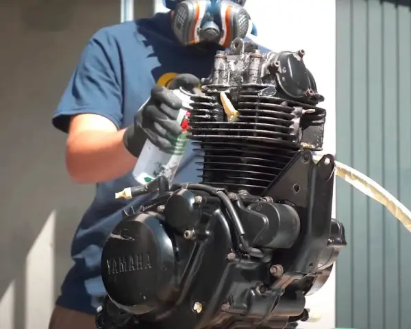Peindre moteur moto : Le secret d'une peinture durable et pro