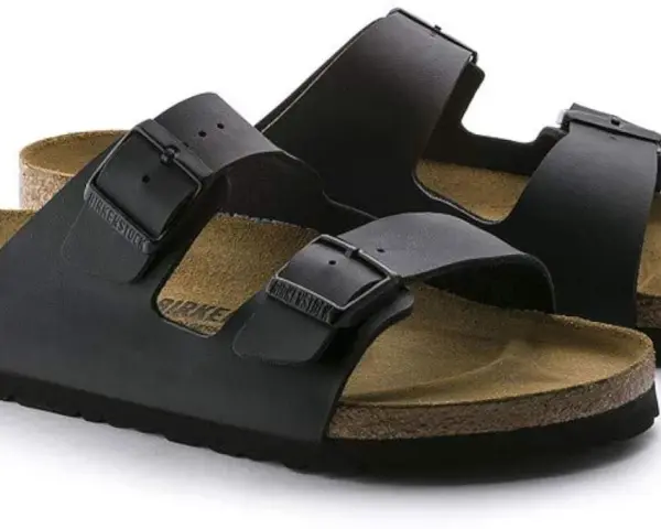 Sandalias negras tipo Birkenstock, cómodas y versátiles. ¿Qué es Birko Flor? Es el material de alta calidad de estas chanclas.