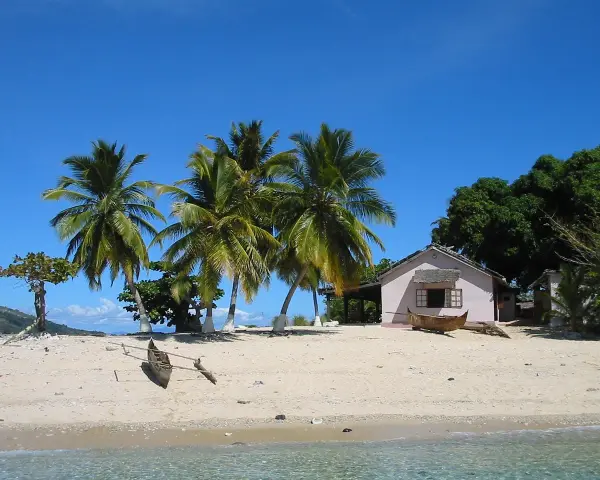 Piękna plaża z palmami i domkiem, idealne miejsce na wakacje. Zastanawiasz się, ile się leci na Madagaskar?