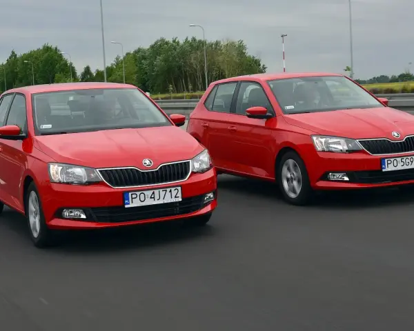 Dwie czerwone Škody Fabia na drodze. Sprawdź aktualne skoda fabia - ceny używanych.