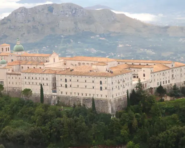 Abbazia di Montecassino, punto di partenza del cammino di San Benedetto. Le sue tappe e i suoi km sono un'esperienza spirituale.