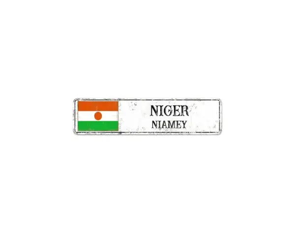 Tabliczka z flagą Nigru i nazwą stolicy Niamey.