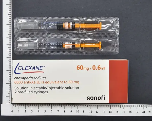 Zwei Fertigspritzen Clexane (Enoxaparin-Natrium) 60mg/0,6ml und die Verpackung.
