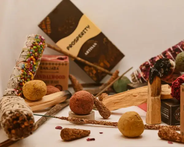 Palo santo, kadzidełka i kulki zapachowe. Jak zgasic kadzidlo? Wystarczy je zdmuchnąć lub przycisnąć do niepalnej powierzchni.