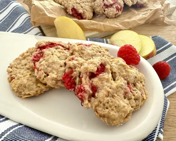 Saftige Kekse ohne Zucker mit Himbeeren und Apfelstücken, perfekt für einen gesunden Snack.