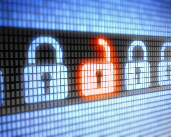 Cyfrowe zamki, jeden otwarty na czerwono, symbolizują zagrożenie. Czy to atak rootkit? Co to jest i jak się chronić?