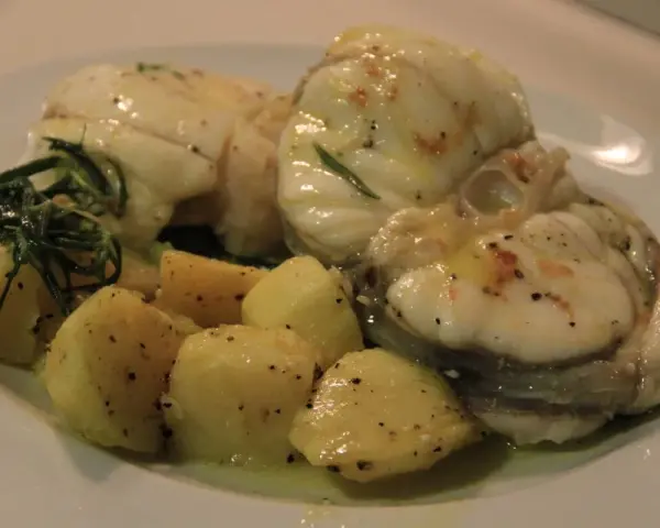 Rape a la plancha con patatas y romero. Un plato jugoso y aromático, listo para disfrutar.