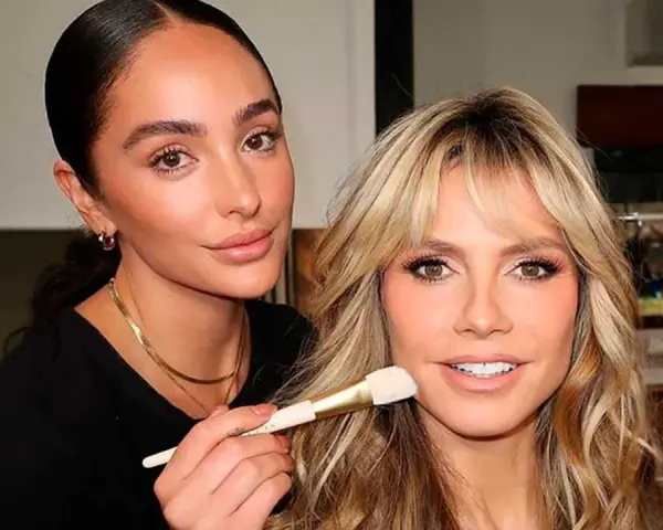 Maquilladora aplica producto para lograr un efecto glow cara radiante en modelo.