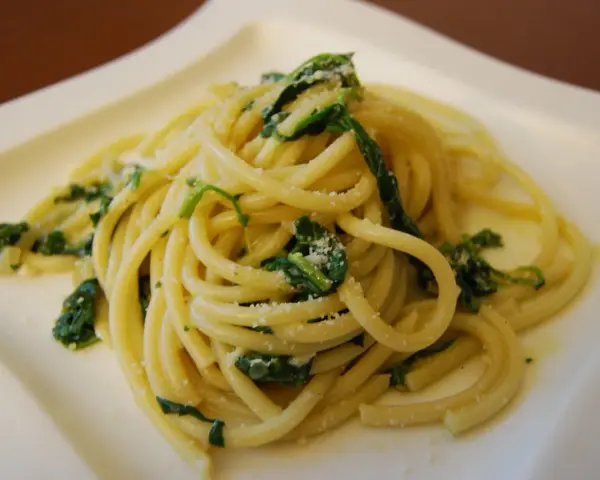 Bucatini z zielonymi liśćmi i parmezanem, pyszne danie, które może konkurować ze spaghetti.