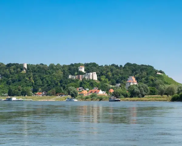 Widok na Wisłę i wzgórza z ruinami zamku oraz zabudowaniami. Kazimierz Dolny i okolice atrakcje zachwycają.