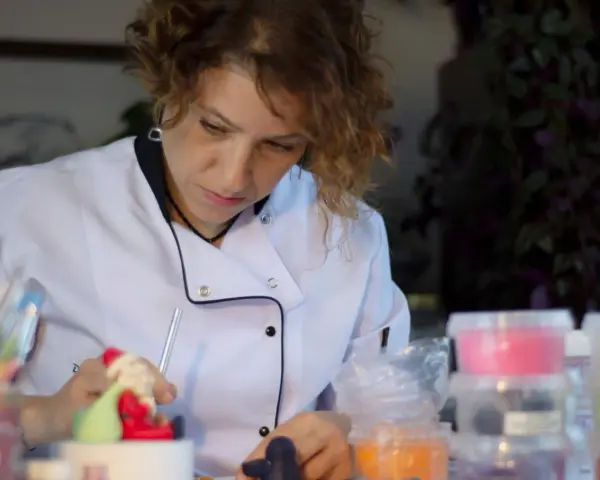Jak położyć opłatek na tort bez żelu? Poznaj sprawdzone triki!