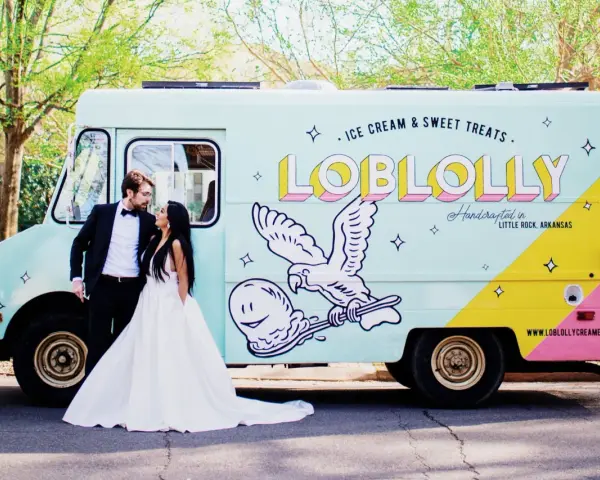 Para młoda pozuje przed lodziarnią Loblolly.