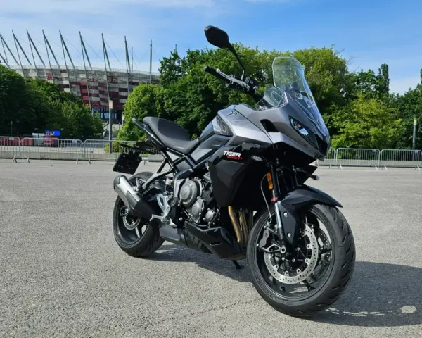 Szary motocykl Triumph Tiger Sport 660, gotowy do jazdy. Dane techniczne tego modelu zachwycają.