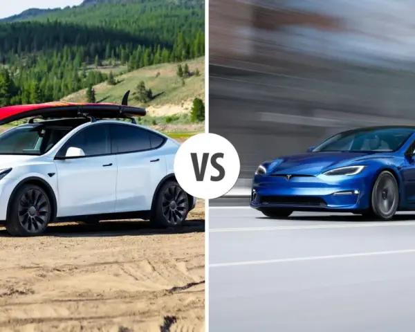 Biały Tesla Model Y z deską surfingową na dachu i niebieski Tesla Model S w ruchu.