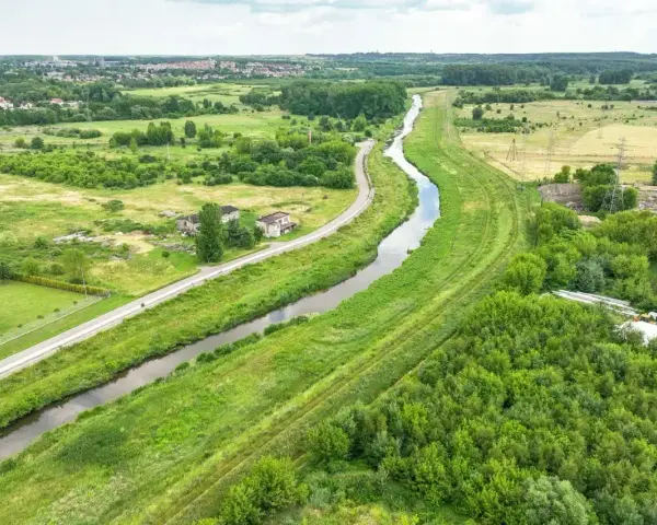 Malownicze trasy rowerowe Częstochowa wzdłuż kanału, otoczone zielenią i polami. Idealne miejsce na aktywny wypoczynek.
