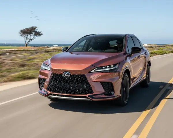 Nowy Lexus RX jedzie wzdłuż malowniczego wybrzeża.