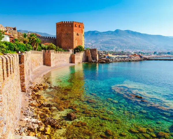 Piękna pogoda w Turcji, Alanya. Zamek obronny nad krystalicznie czystym morzem, idealne miejsce na wakacje.