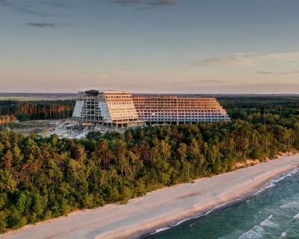 Nowy hotel Gołębiewski powstaje nad morzem, otoczony lasem. Trwa budowa obiektu, który będzie oferował widok na plażę i Bałtyk.