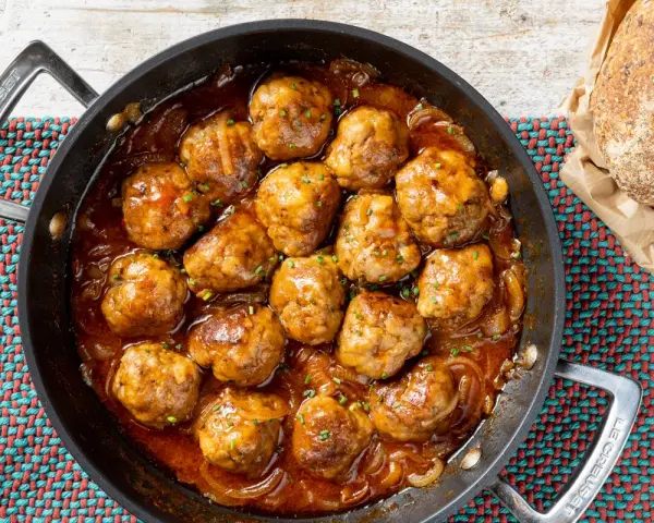 Polpette succulente in salsa, perfetti secondi natalizi sfiziosi. Accompagnate da pane rustico, un'esplosione di sapori.
