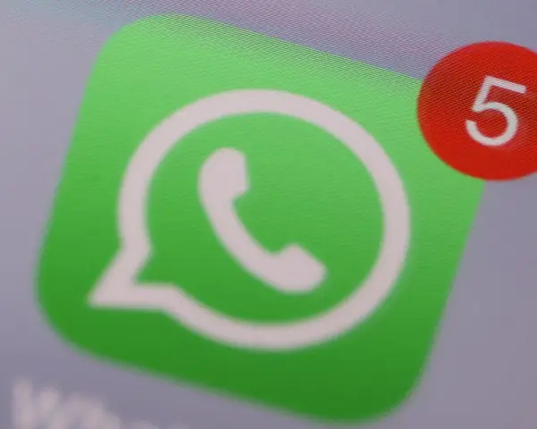 WhatsApp-Logo mit Benachrichtigungszahl 5 in einem roten Kreis.