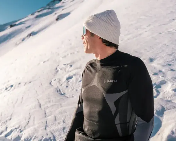 Uomo con berretto e maglia termica G-Heat, pronto per sciare. L'abbigliamento giusto è fondamentale per godersi la neve.
