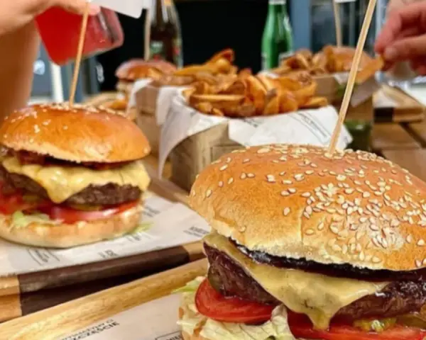 Skąd naprawdę pochodzi hamburger? Odkryj jego europejskie korzenie.