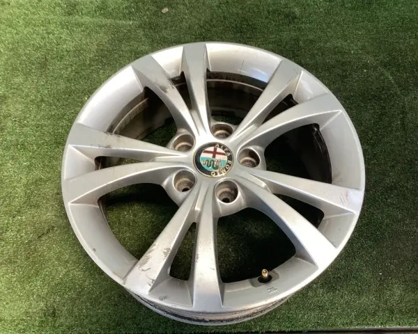 Cerchi in lega Alfa Romeo Giulietta 17 pollici, con logo centrale.