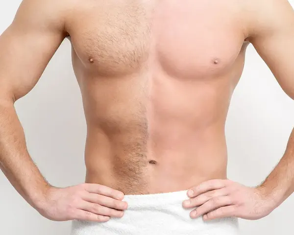 Torso de hombre con la mitad del pecho y abdomen con vello y la otra mitad completamente lisa, mostrando el resultado del afeitado corporal hombre.