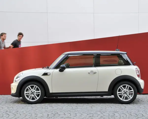 Biały Mini Cooper 1.6 120 KM, z dwoma mężczyznami w tle. Czy są jakieś wady?