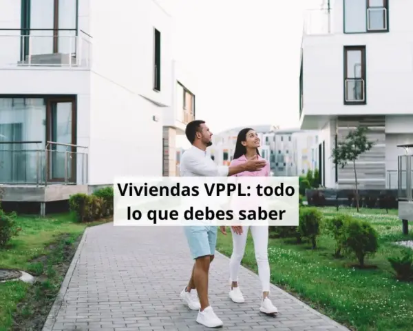 Pareja joven admira viviendas VPPL, todo lo que debes saber sobre estas casas.