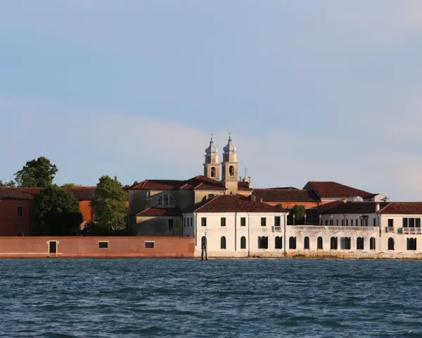 Edifici storici sul canale, tra cui una chiesa con due campanili, che un tempo ospitavano il museo del manicomio di Venezia.