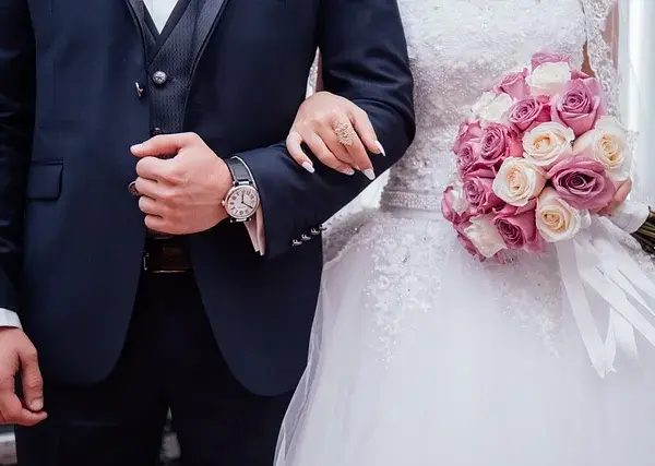 Kto jedzie pierwszy do ślubu? Odkryj znaczenie tej tradycji