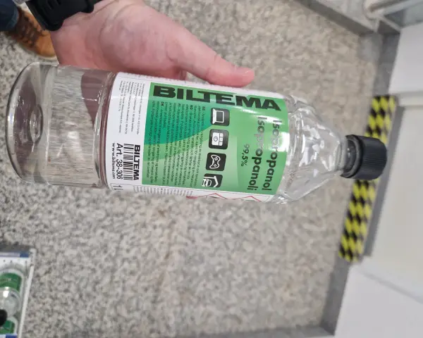 En flaska isopropanol 99,5% från Biltema, perfekt för rengöring av elektronik och mekanik.
